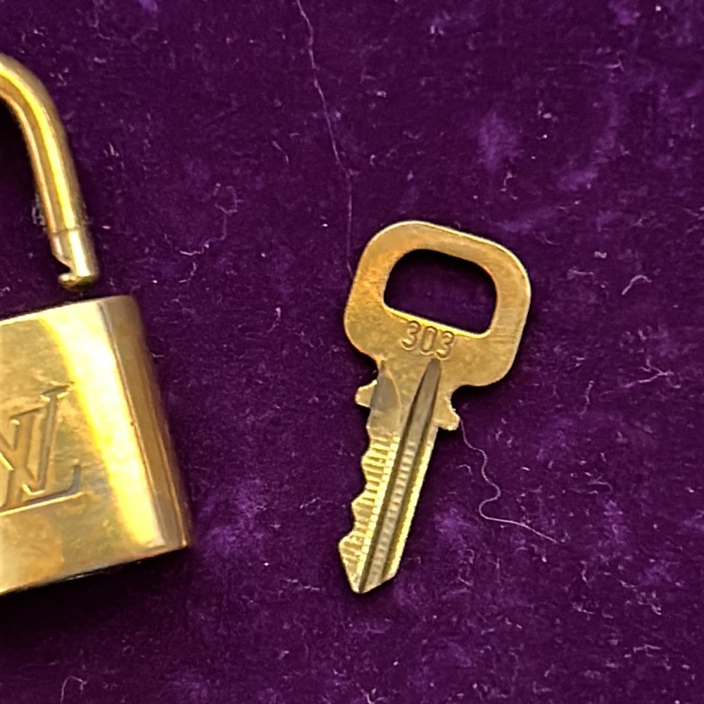 #️⃣3️⃣0️⃣3️⃣ Authentic LV Lock & Key - Picture 5 of 8